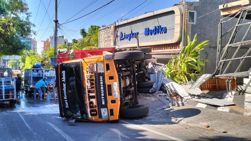 Sebuah truk bermuatan air galon terguling di Jalan Taman Giri Mambal, Jimbaran, Kuta Selatan, Badung, Sabtu (13/4/2024).