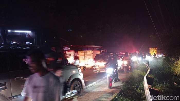 Pengalaman Penumpang yang Mencengangkan: Terkurung dalam Kemacetan selama 7,5 Jam di Jalan Ciamis-Gentong