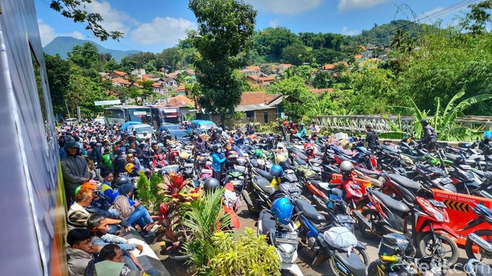 Kendaraan menepi saat diberlakukan one way dari arah Limbangan ke Bandung