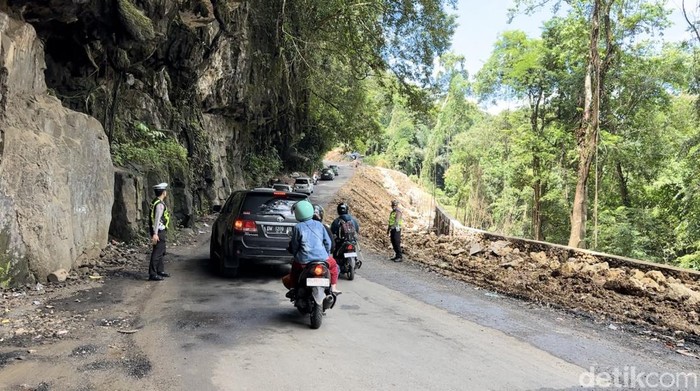 Kondisi Jalan Poros Maros-Bone di Camba.
