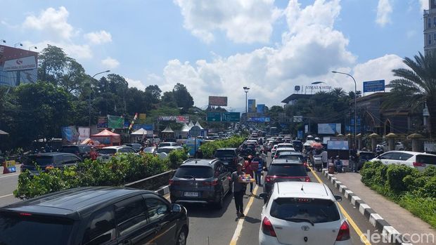 Kondisi lalu lintas puncak macet pada Sabtu (13/4/2024).