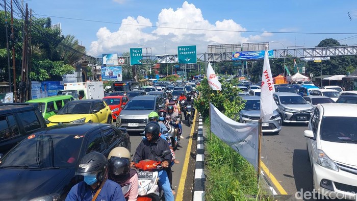 Long Weekend Horor: Jalan Raya Puncak Macet, Gunung Penuh Pendaki