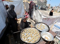 Kue Cincin Temani Warga Gaza Rayakan Idul Fitri di Pengungsian