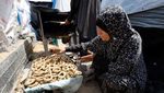 Kue Cincin Temani Warga Gaza Rayakan Idul Fitri di Pengungsian