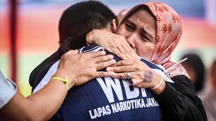 Kunjungan lebaran Lapas Narkotika Cipinang Warga binaan pemasyarakatan (WBP) bertemu dengan keluarganya di halaman Lembaga Pemasyarakatan (Lapas) Narkotika Cipinang, Jakarta, Rabu (10/4/2024). Lapas tersebut memberikan kelonggaran waktu berkunjung bagi keluarga WBP selama 30 menit agar bisa merayakan Idul Fitri 1445 Hijriah bersama. ANTARA FOTO/ Rivan Awal Lingga/nym.
