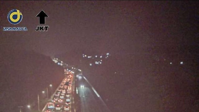 Lalu lintas (lalin) kendaraan di Tol Cipularang arah Jakarta terjadi kepadatan, Sabtu (13/4/2024) malam. Kepadatan terjadi karena peningkatan volume kendaraan saat arus balik Lebaran 2024.