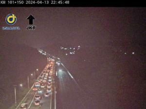 Lalin Sejumlah Titik Tol Cipularang Arah Jakarta Padat Merayap Malam Ini