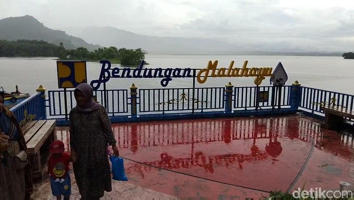 Waduk Malahayu di Brebes, salah satu objek wisata yang ramai pengunjung saat Lebaran 2024. Foto diunggah Sabtu (13/4/2024).
