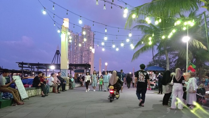 Ancol Taman Impian mencatat 102.000 orang yang berkunjung pada Sabtu (13/4/2024), momen libur Lebaran 2024. Angka itu masih berpotensi naik lantaran Ancol buka sampai tengah malam.