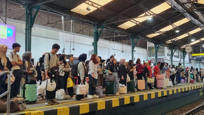 Kepadatan di Stasiun Tugu Yogyakarta, Sabtu (13/4/2024).