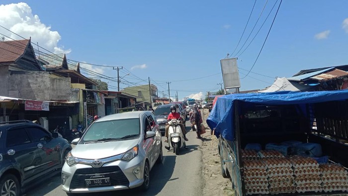 Macet di Jalan Mallombasang, Kecamatan Bangkala, Kabupaten Jeneponto, Sulsel.