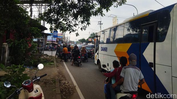 Macet di jalur ke Pantai Carita. (Aris Rivaldo/detikcom).