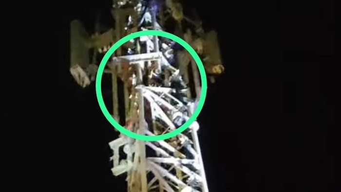 Pria bernama Gassing (27) di Makassar, Sulawesi Selatan (Sulsel) nekat memanjat tower setinggi 40 meter gegara takut dimassa.
