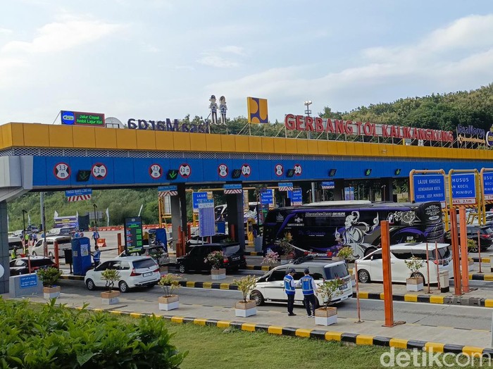 Menhub Budi Karya Sumadi memberikan bunga ke pemudik arus balik di Tol Kalikangkung, Sabtu (13/4/2024).