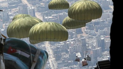 Militer Yordania Terjunkan Paket Lebaran ke Gaza