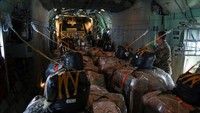 Paket bantuan tersebut dimuat ke dalam pesawat angkut militer untuk diterjunkan dari udara ke Gaza.