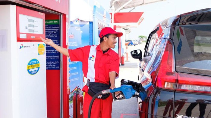 Mobil sedang mengisi BBM di Pertashop.