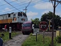 Detik-detik Mobil Pemudik di Madiun Remuk Dihantam Kereta Api