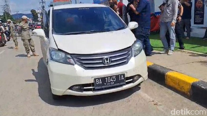 Mobil ugal-ugalan tabrak mobil dan palang GT Parungkuda Sukabumi