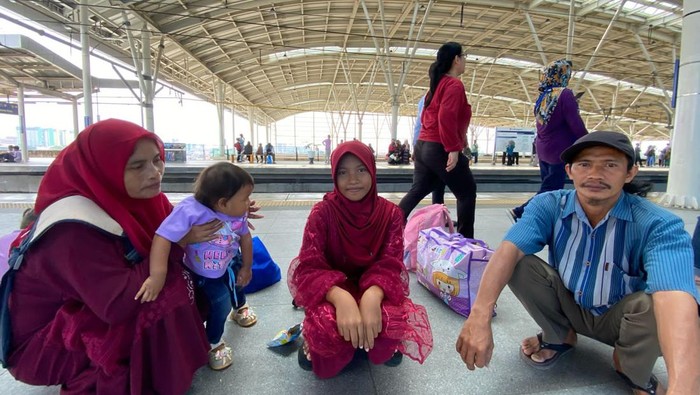 Naik Kereta Api Lokal Murah tapi Padat untuk Perjalanan Mudik dari Jakarta ke Banten