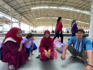 Cerita Mudin Mudik Nambo-Banten via KRL: Harga Murah tapi Desak-desakan