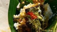 Meski tak bisa makan di tempat, kami tetap penasaran dengan kelezatannya dan memutuskan untuk membungkusnya saja. Kami membeli seporsi nasi kapau komplet dengan lauk dendeng lado mudo seharga Rp 35.000. Foto: detikFood/Yenny Mustika Sari