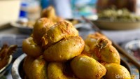 Tambusu di sini juga menggugah selera. Dalamnya berisikan putih telur bebek, rasaya gurih dan agak kenyal. Foto: detikFood/Yenny Mustika Sari