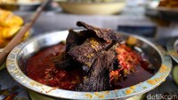 Salah satunya dendeng lambok ini. Dendengnya tipe yang kering dan renyah, rasanya gurih berpadu nikmat dengan sambalado yang merah pekat. Foto: detikFood/Yenny Mustika Sari