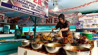Puluhan penjual berjajar menawarkan nasi kapau andalan mereka. Salah satunya kedai Ni Er yang terkenal legendaris dan tetap buka saat detikFood menyambanginya di bulan puasa lalu. Foto: detikFood/Yenny Mustika Sari