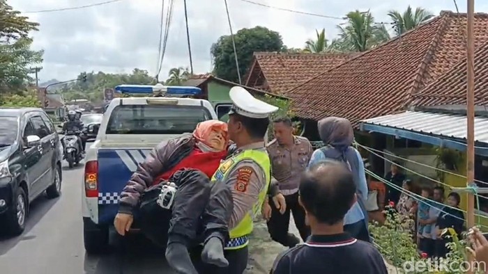 Nining dibopong polisi di Tasikmalaya.