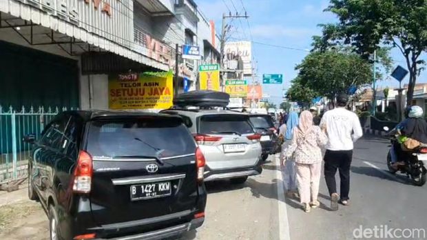 Para pekerja sebuah sentra oleh-oleh di Brebes sedang mengemas kotak berisi telur asin yang hendak dijual pada Sabtu (13/4/2024).