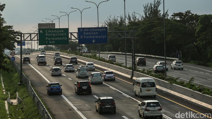 Kendaraan melintas di Tol Cikopo - Palimanan, Sabtu (13/4/2024). Situasi ramai lancar pada sore hari saat pemberlakuan sistem one way arus balik lebaran 2024.
