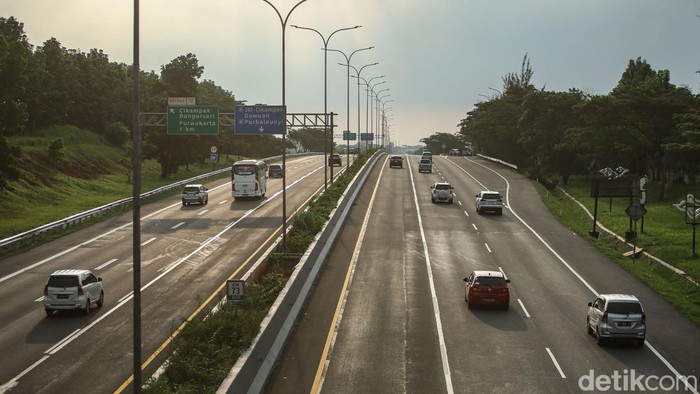Kendaraan melintas di Tol Cikopo - Palimanan, Sabtu (13/4/2024). Situasi ramai lancar pada sore hari saat pemberlakuan sistem one way arus balik lebaran 2024.