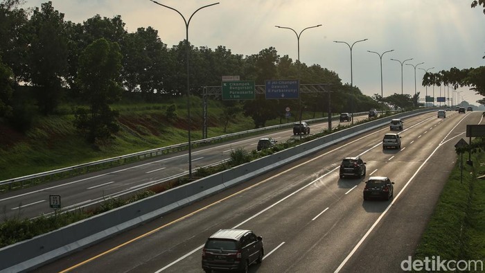 Kendaraan melintas di Tol Cikopo - Palimanan, Sabtu (13/4/2024). Situasi ramai lancar pada sore hari saat pemberlakuan sistem one way arus balik lebaran 2024.