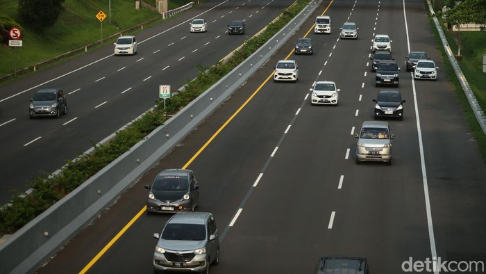 Kendaraan melintas di Tol Cikopo - Palimanan, Sabtu (13/4/2024). Situasi ramai lancar pada sore hari saat pemberlakuan sistem one way arus balik lebaran 2024.