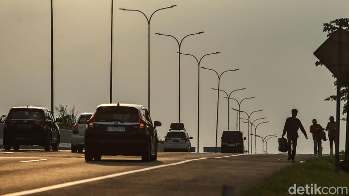 One Way Arus Balik di Tol Cipali Ramai Lancar, Begini Potretnya Kendaraan melintas di Tol Cikopo - Palimanan, Sabtu (13/4/2024).Β Situasi ramai lancar pada sore hari saat pemberlakuan sistem one way arus balik lebaran 2024.
