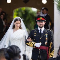 Mahkota tersebut sebelumnya dipakai saat acara pernikahan mereka pada Juni 2023. Kini pasangan tersebut dikabarkan akan segera menyambut anak pertama mereka. Foto: Instagram @queenrania