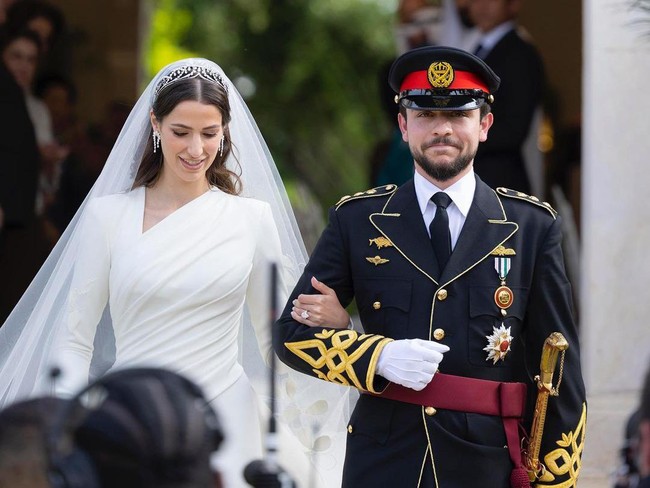 Mahkota tersebut sebelumnya dipakai saat acara pernikahan mereka pada Juni 2023. Kini pasangan tersebut dikabarkan akan segera menyambut anak pertama mereka. Foto: Instagram @queenrania