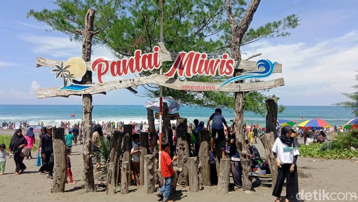 ibuan Wisatawan Serbu Pantai Mliwis Kebumen, Sabtu (13/4/2024).
