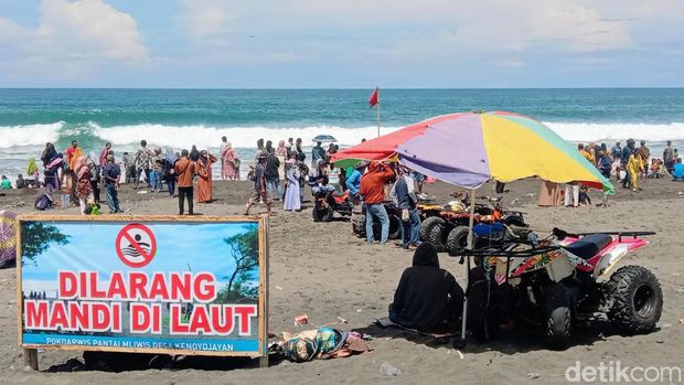 ibuan Wisatawan Serbu Pantai Mliwis Kebumen, Sabtu (13/4/2024).