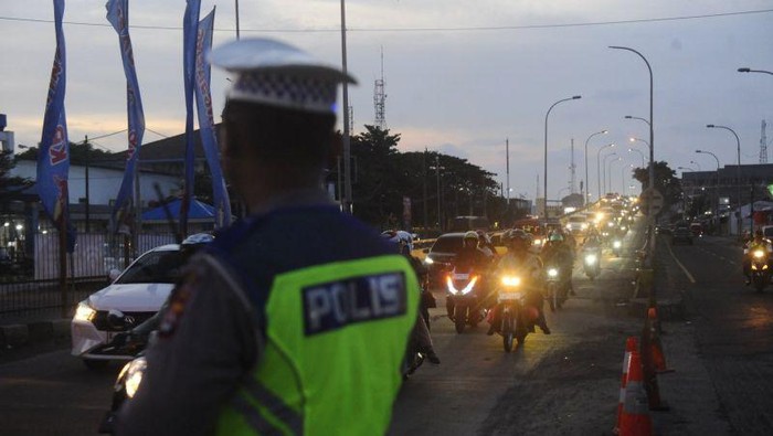 Polda Banten memberikan pengawalan terhadap pemudik berkendaraan roda dua dari Pelabuhan Merak menuju Serang dan Tangerang, Sabtu (13/4/2024).