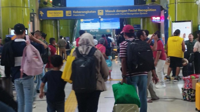 Pemudik mulai padati Stasiun Senen dan Gambir