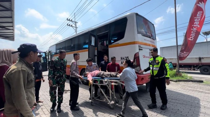 Pemudik pingsan dalam bus di Kota Mojokerto mendapat pertolongan pertama dari polisi.