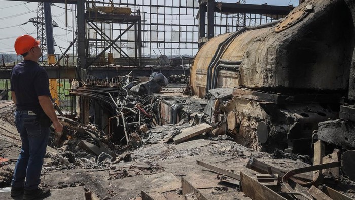 Penampakan Sistem Energi Kharkiv Hancur Dirudal Rusia A view shows a destroyed critical power infrastructure installation, which was recently hit during Russia's missiles strike, amid Russia's attack on Ukraine, in Kharkiv, Ukraine, April 11, 2024. REUTERS/Vyacheslav Madiyevskyy