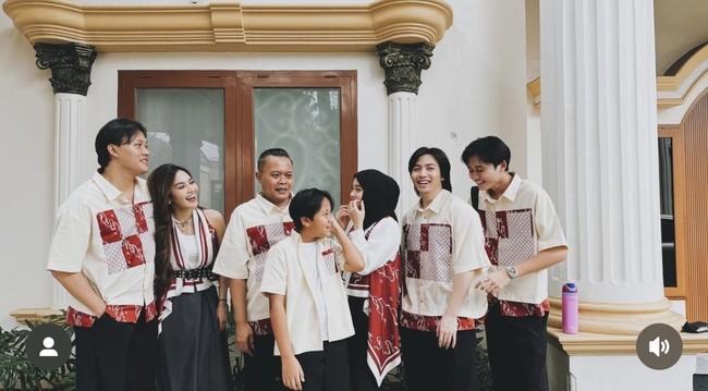 Kebersamaan Mahalini bersama keluarga Rizky Febian juga terlihat dalam unggahan akun Instagram ayahnya, Sule. Foto: dok. Instagram dan YouTube Putri Delina