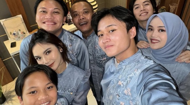 Baju Lebaran seragam keluarga itu dikenakan Mahalini saat sungkem ke Sule seperti Rizky Febian dan adik-adiknya. Foto: dok. Instagram dan YouTube Putri Delina