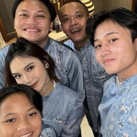Baju Lebaran seragam keluarga itu dikenakan Mahalini saat sungkem ke Sule seperti Rizky Febian dan adik-adiknya. Foto: dok. Instagram dan YouTube Putri Delina
