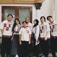 Pasangan penyanyi Mahalini dan Rizky Febian telah berpacaran sejak tahun 2022. Meskipun berbeda keyakinan, Mahalini ikut merayakan Lebaran bersama keluarga Rizky Febian selama tiga tahun terakhir. Foto: dok. Instagram dan YouTube Putri Delina