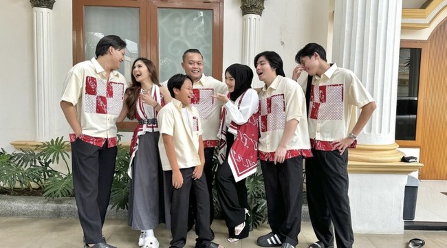 Seperti yang terlihat dalam unggahan akun Instagram Putri Delina, adik Rizky Febian, Mahalini tampak berbaur memakai seragam Lebaran bertema merah putih. Foto: dok. Instagram dan YouTube Putri Delina