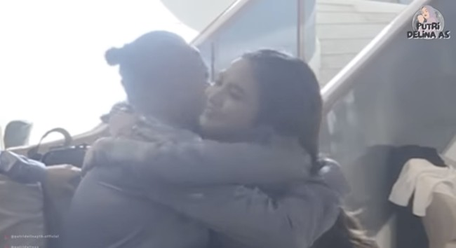 Pelantun Sial itu telah dianggap seperti keluarga oleh ayah Rizky Febian. Sule tampak memeluk Mahalini setelah momen sungkeman. Foto: dok. Instagram dan YouTube Putri Delina